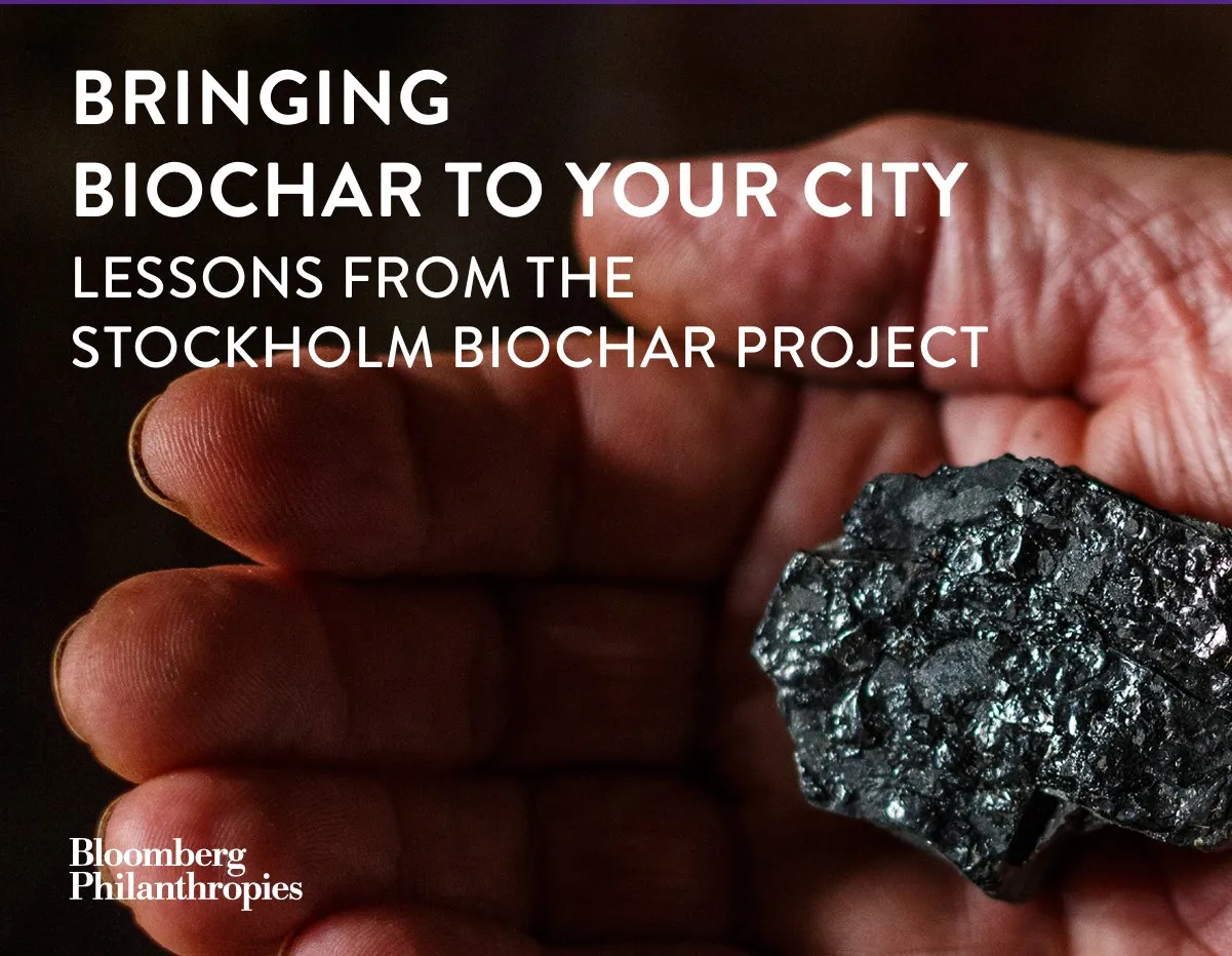 Titelseite Bringing Biochar to Your City mit Pflanzenkohle in einer Hand