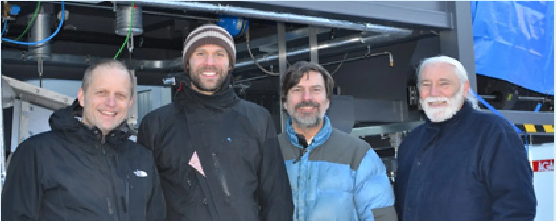Vier Mitglieder des Stockholm Biochar Project vor einer technischen Anlage