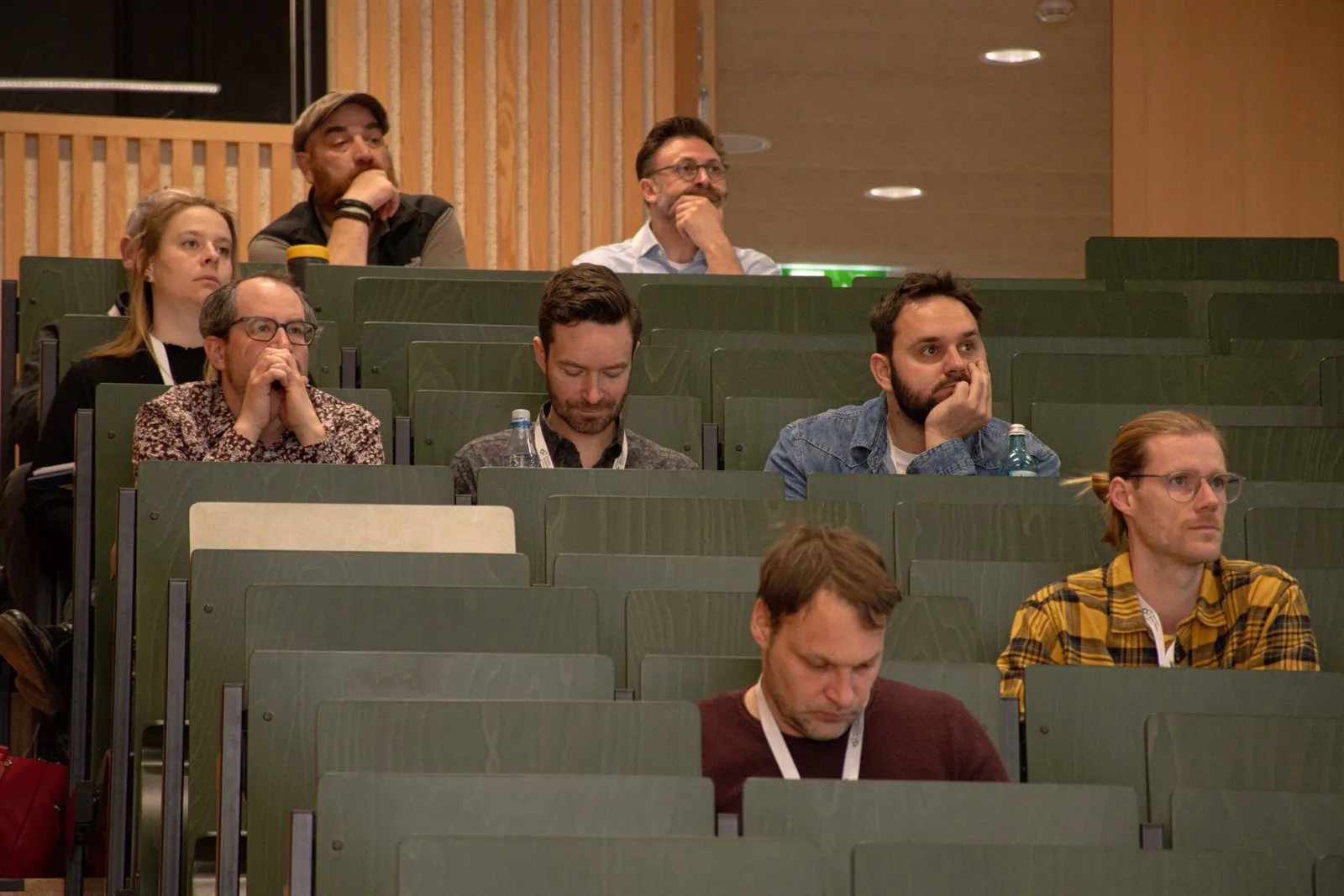 Publikum im Hörsaal während eines Vortrags