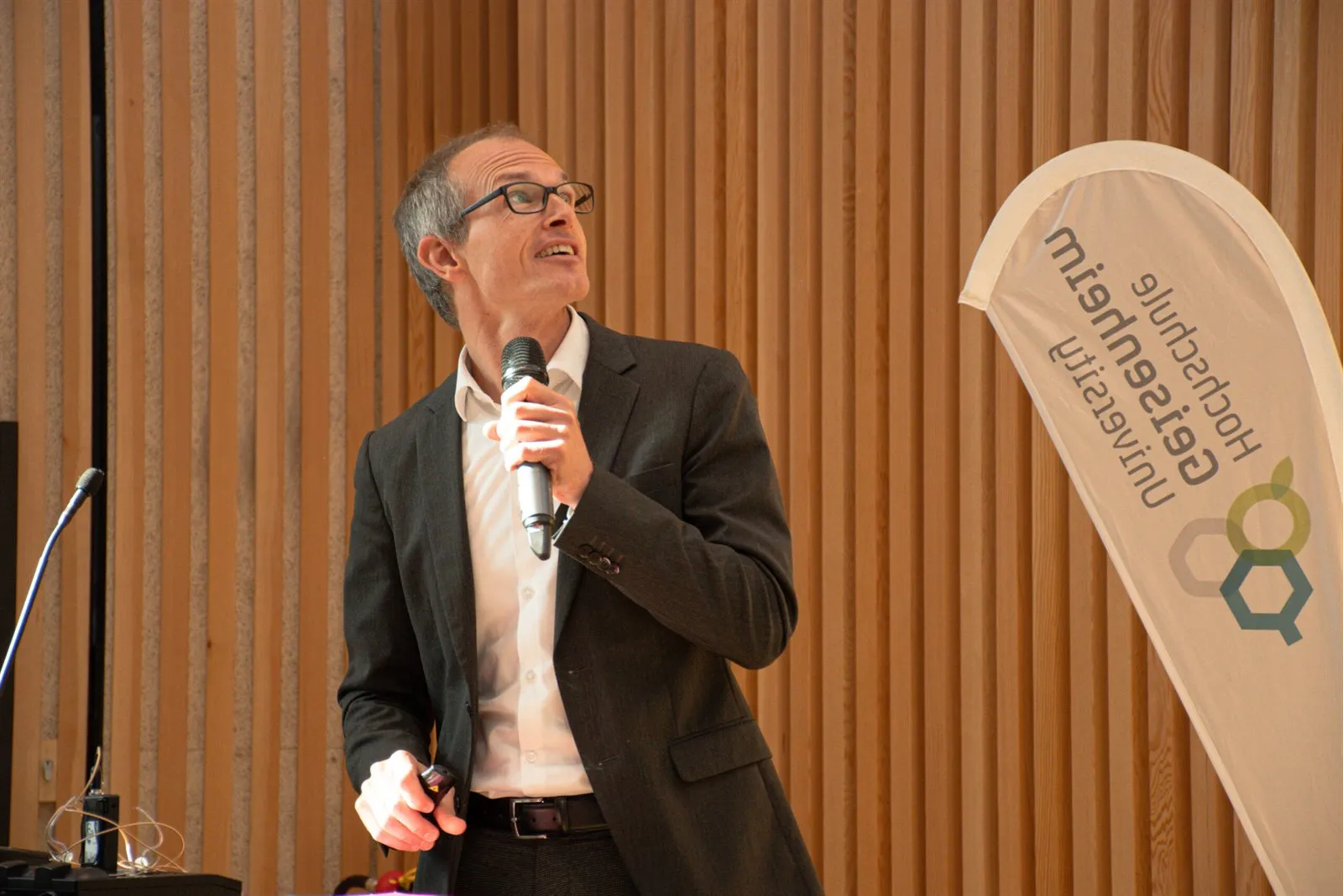 Referent mit Mikrofon im Hörsaal