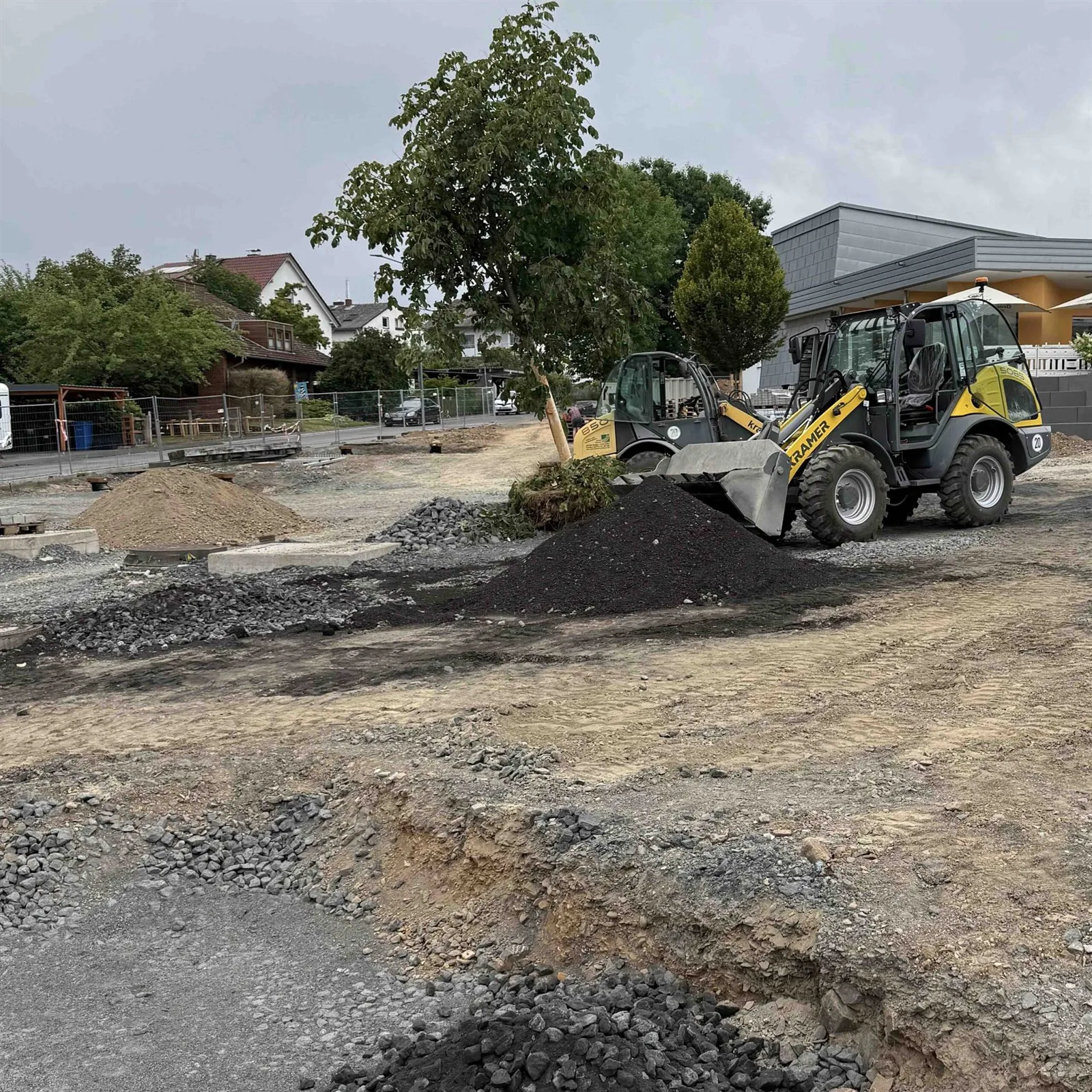 Radlader und Schotterhaufen auf der Baustelle am Bürgerhaus