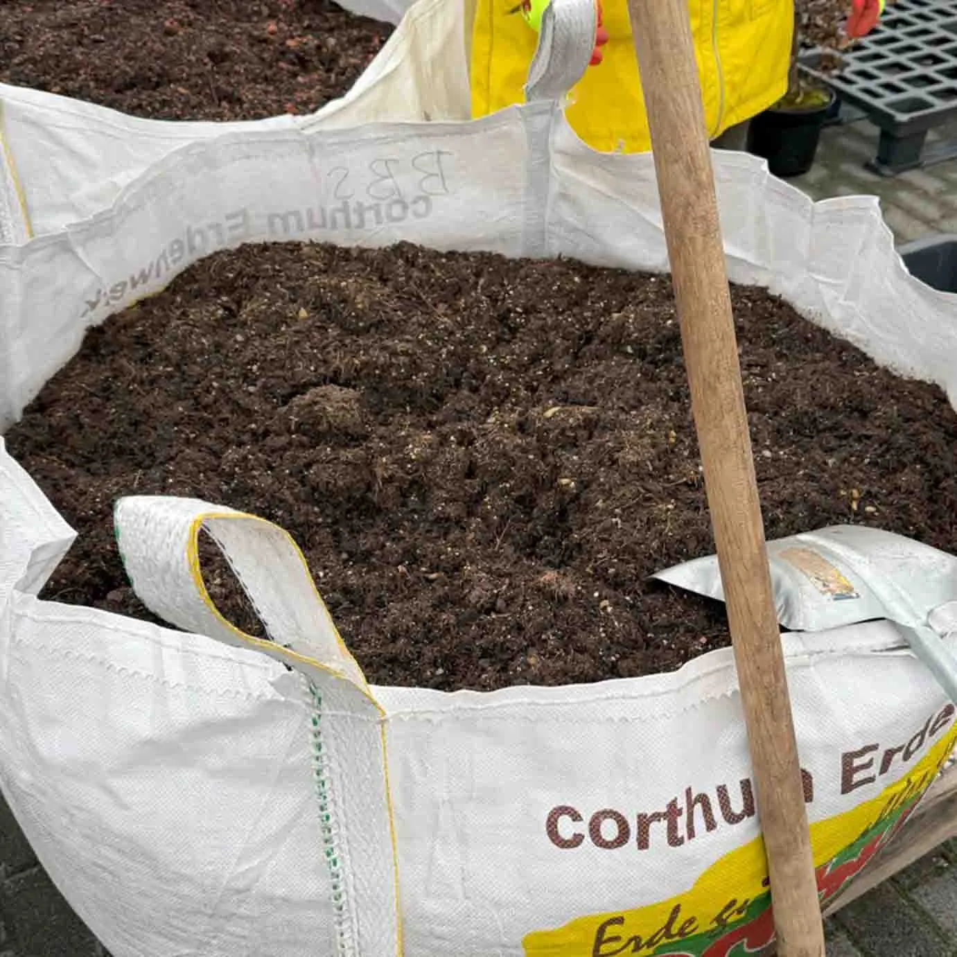 Dunkles Substrat in einem Big Bag mit Herstelleraufdruck