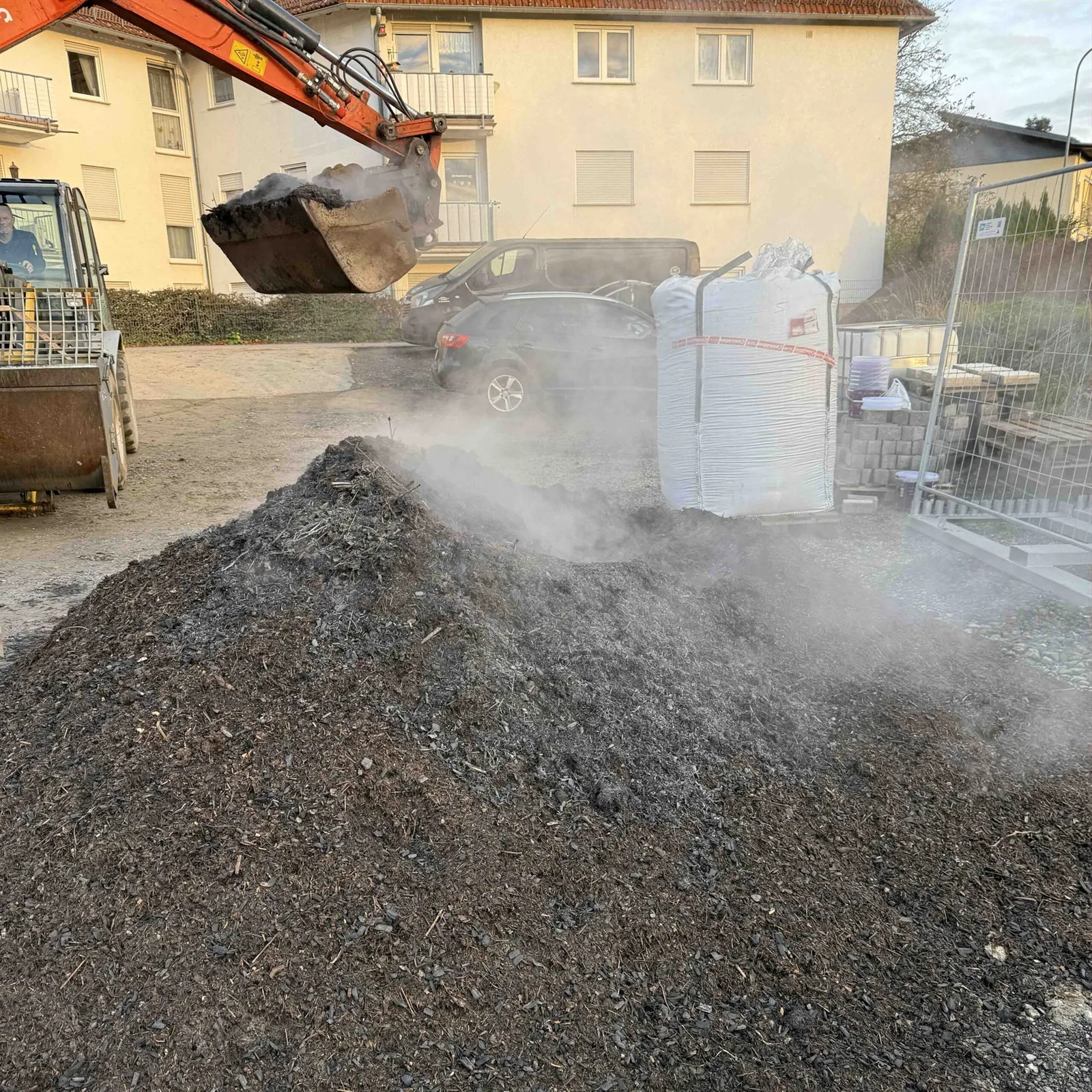 Mischen des Pflanzsubstrats mit Staubentwicklung vor einem Big Bag