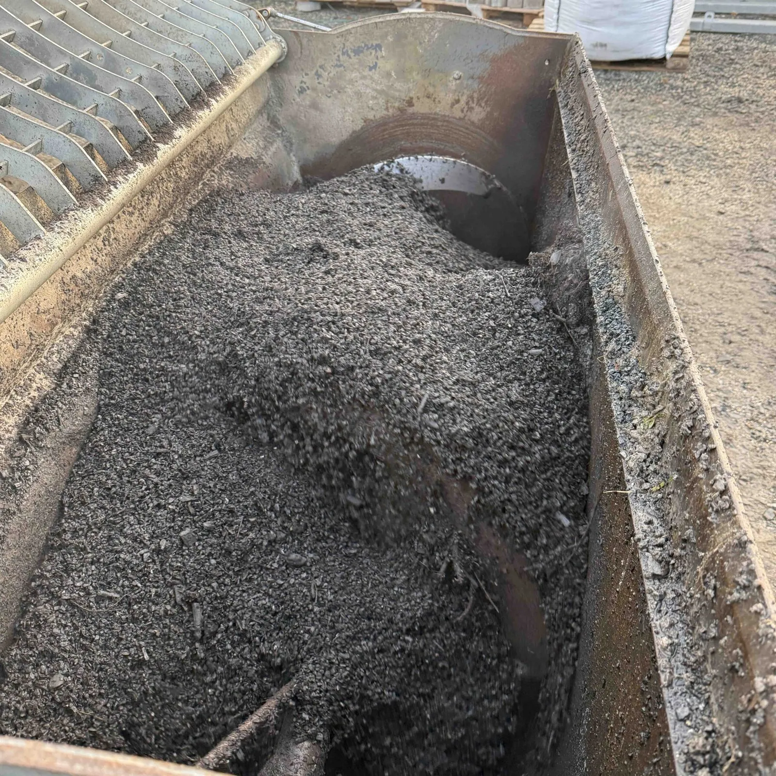 Container mit gemischtem Splitt-Pflanzenkohle-Substrat
