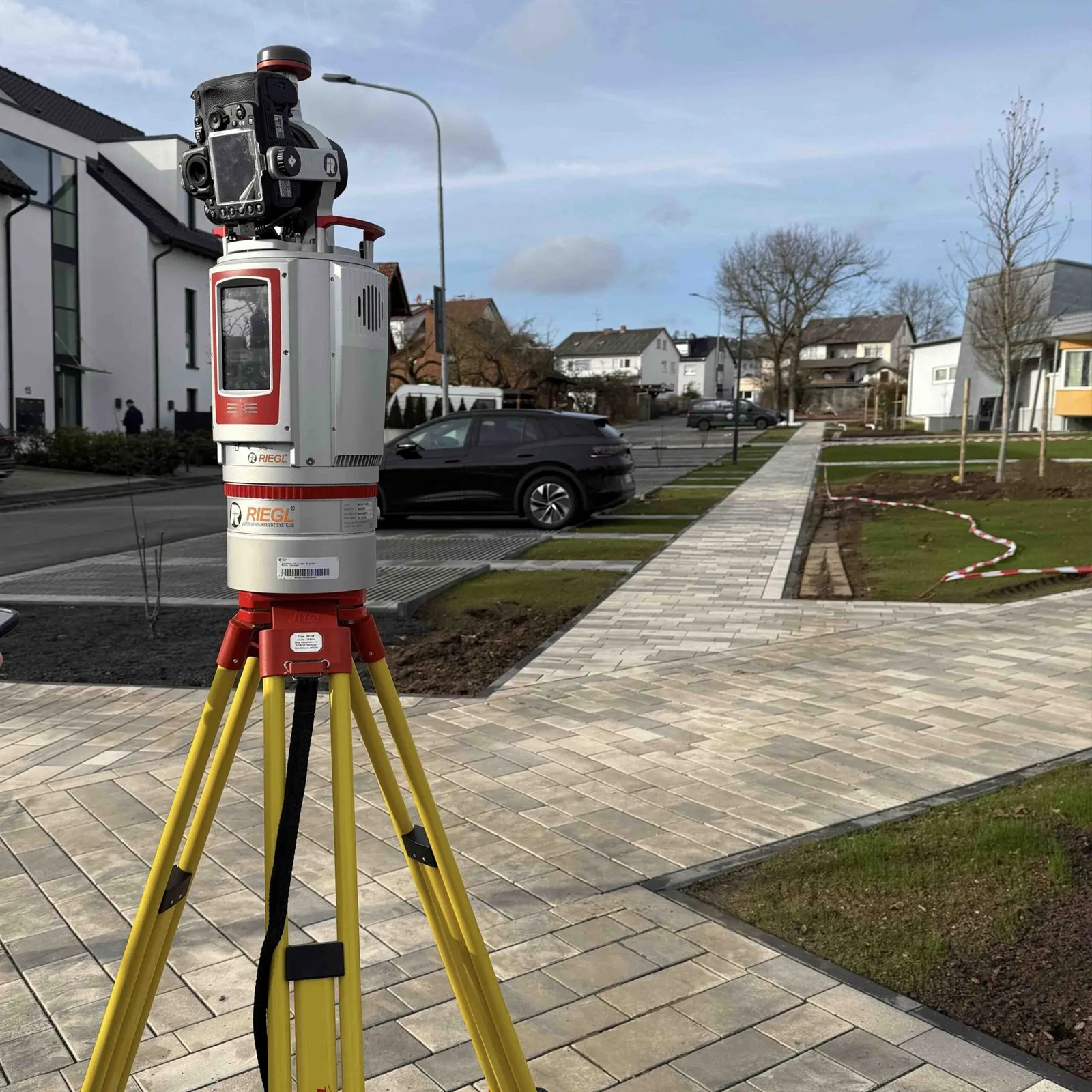 LiDAR-Scanner auf einem Stativ auf dem neuen Platz