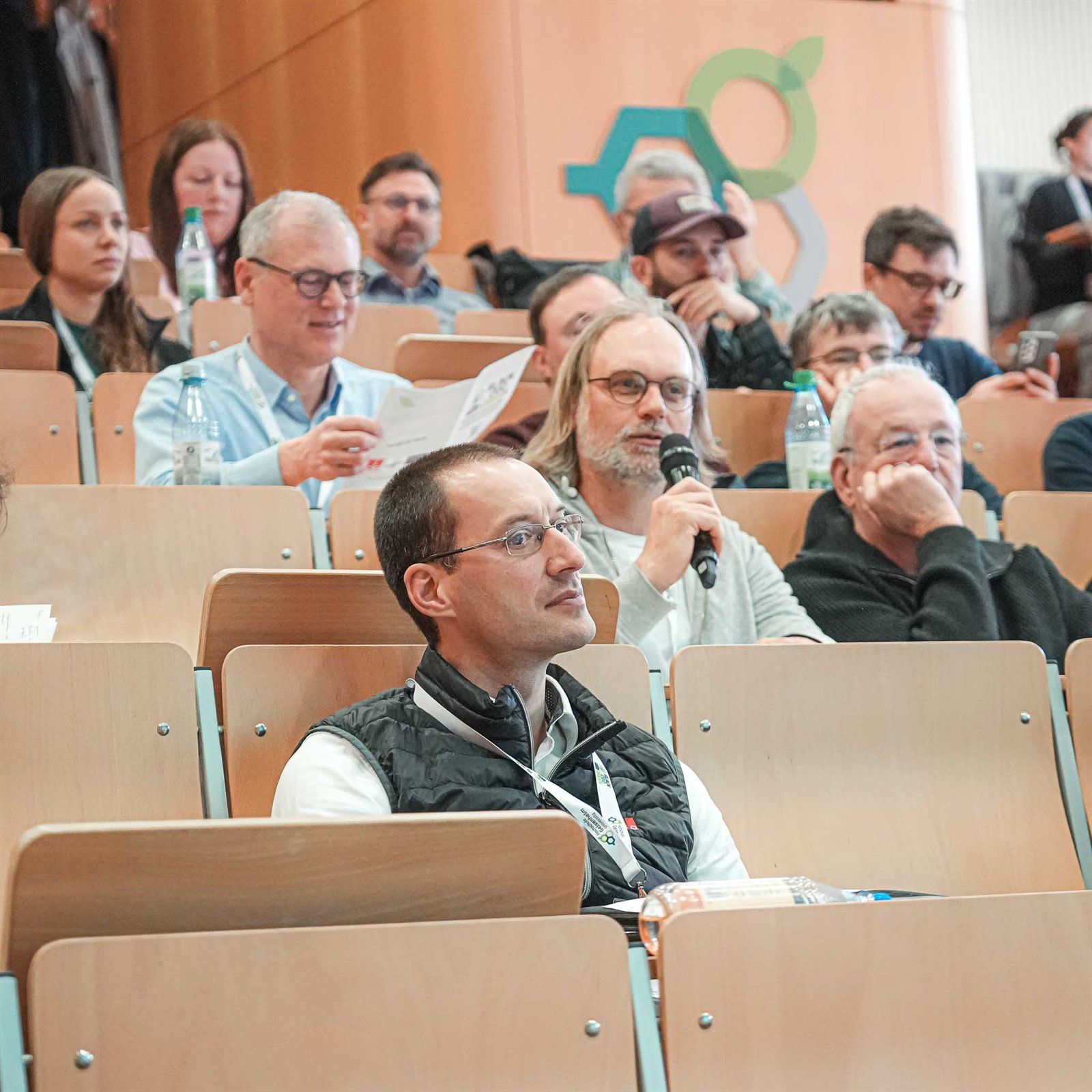 Teilnehmende im Hörsaal folgen einem Vortrag bei der Black2GoGreen Tagung 2026