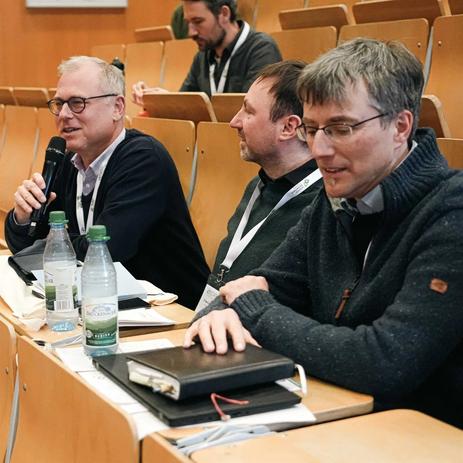 Teilnehmende in den Sitzreihen des Hörsaals