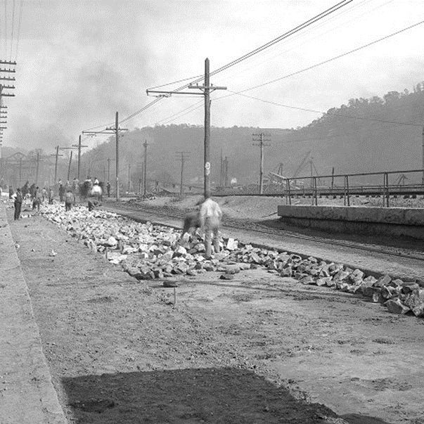 Historische Aufnahme einer Straße während des Einbaus von Makadam