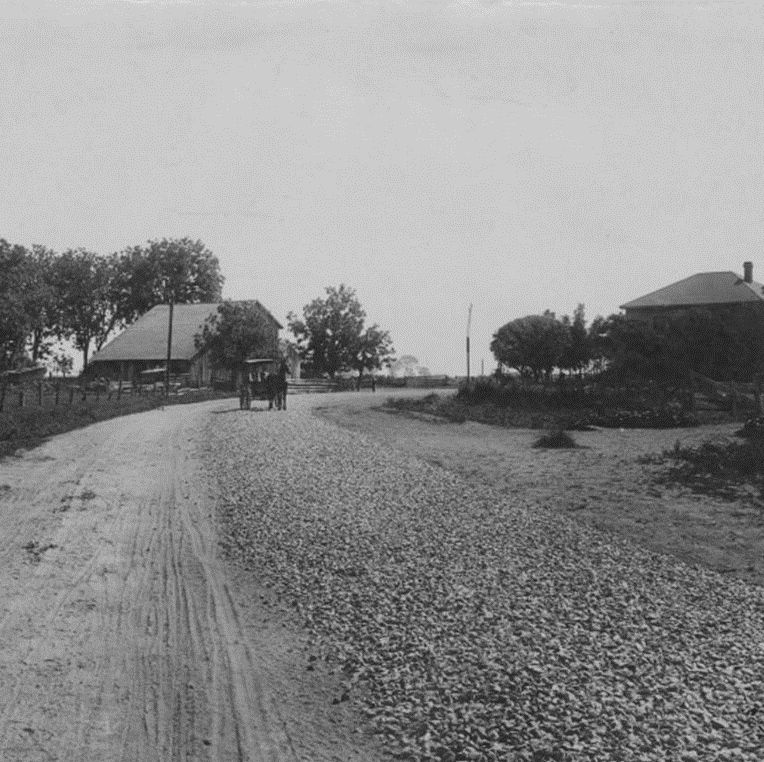 Historische Aufnahme einer fertiggestellten Makadamstraße