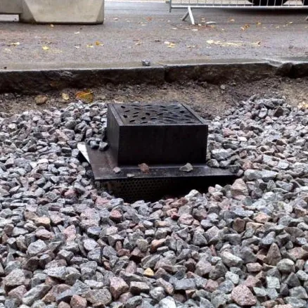 Belüftungsbrunnen, teilweise mit Schotter überdeckt
