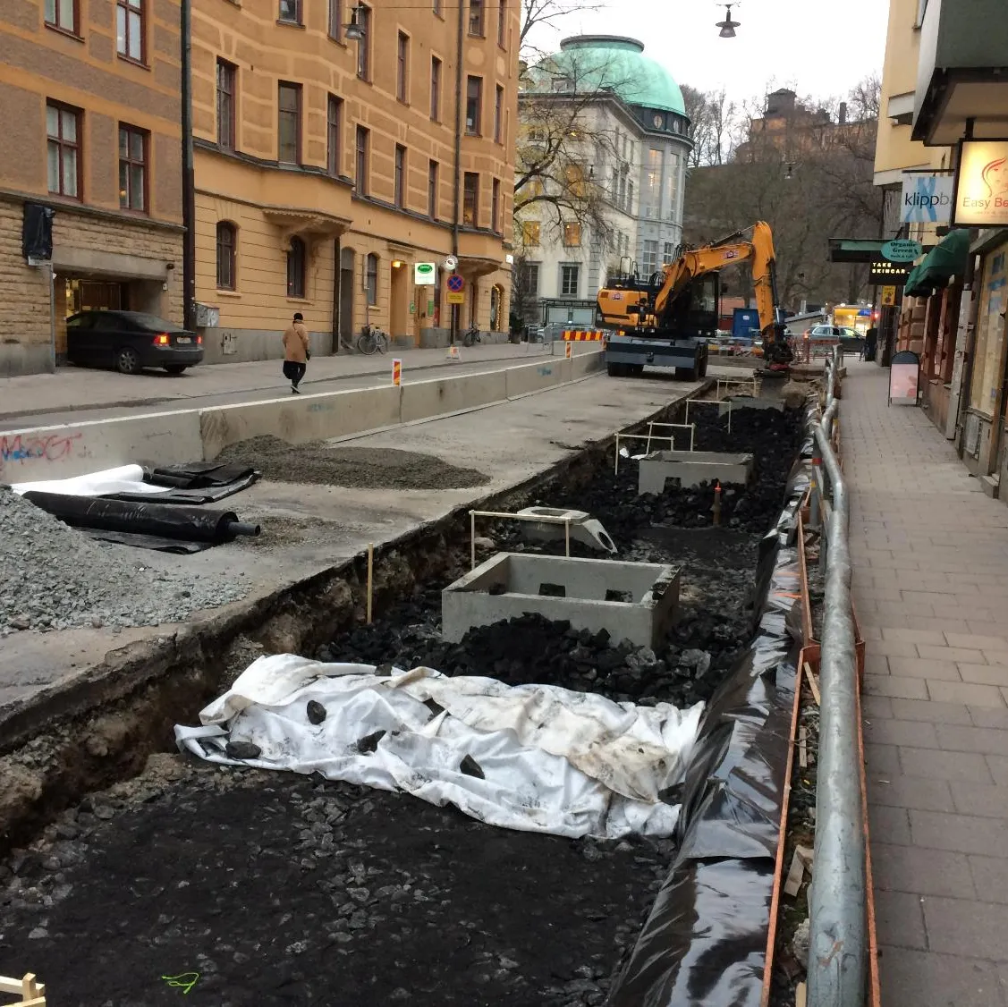 Bau einer geschlossenen Pflanzgrube zwischen Gehweg und Fahrbahn