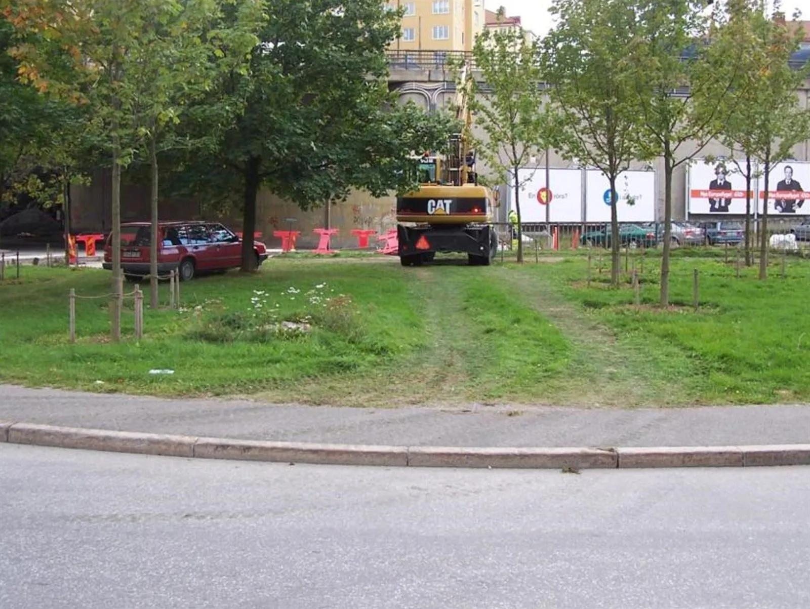 Rasenfläche mit Fahrspuren von Baumaschinen