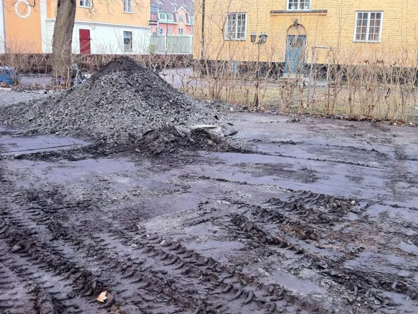 Verdichteter, aufgewühlter Boden auf einer Baustelle