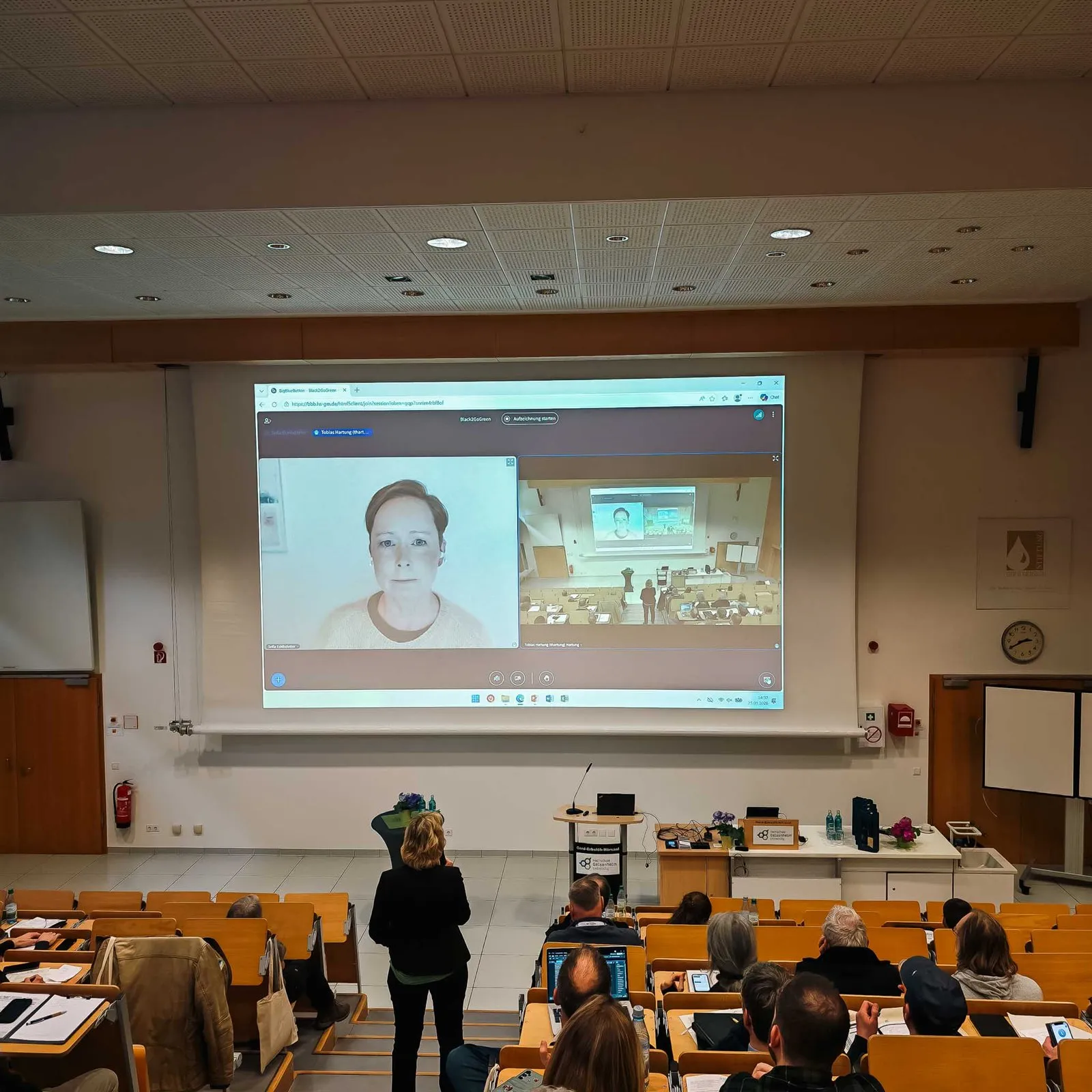 Videozuschaltung von Sofia Eskilsdotter auf der Leinwand im Hörsaal