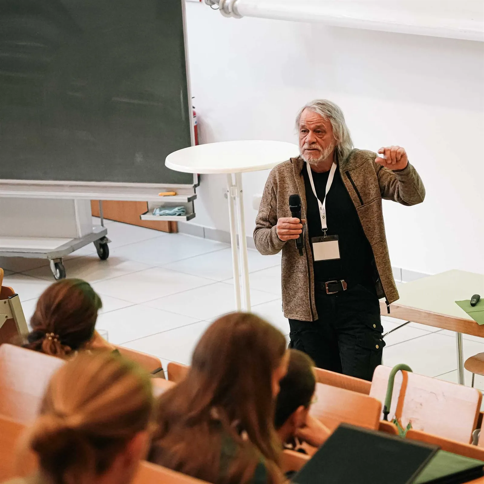 Dr. Clemens Heidger während seines Vortrags im Hörsaal