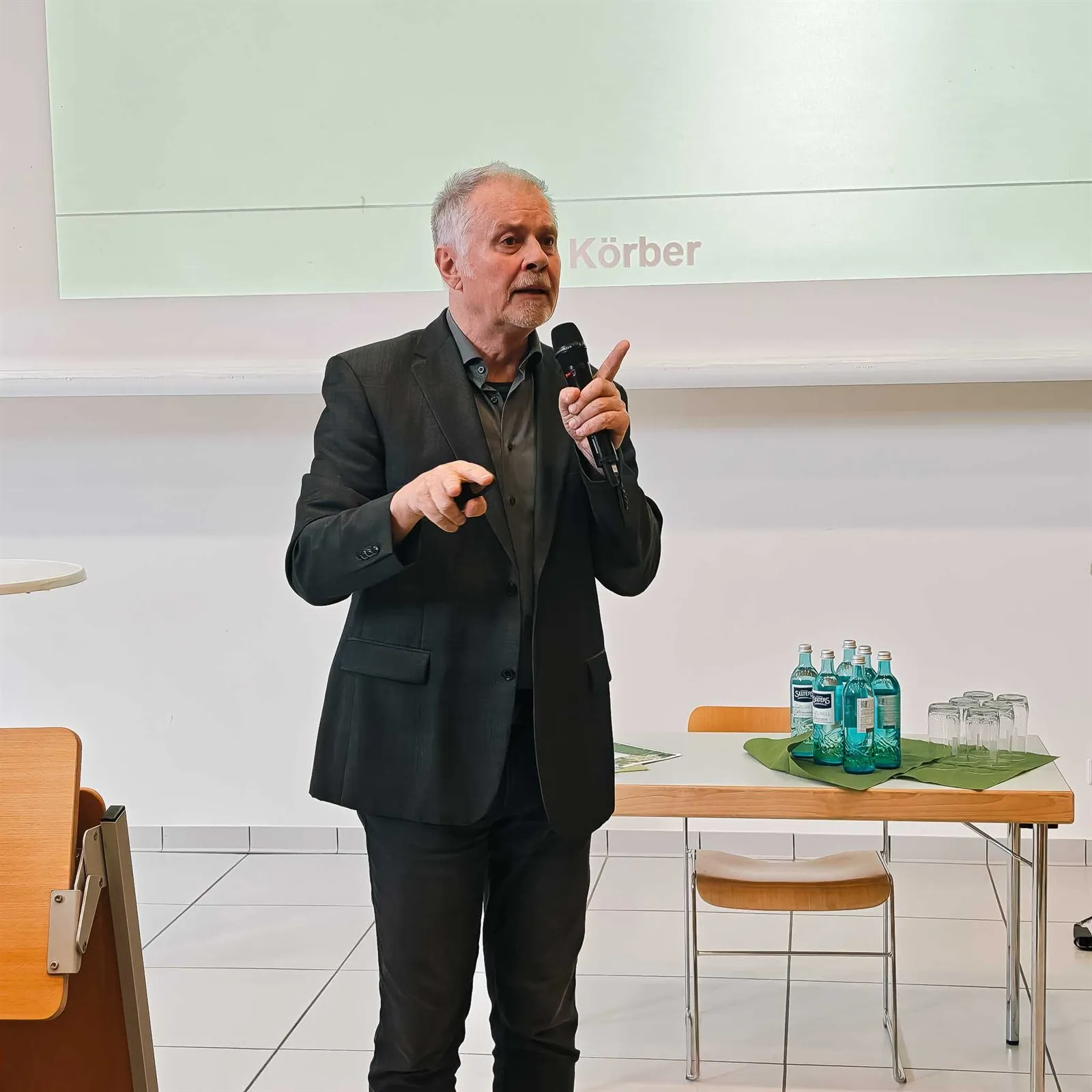 Klaus Körber während seines Vortrags
