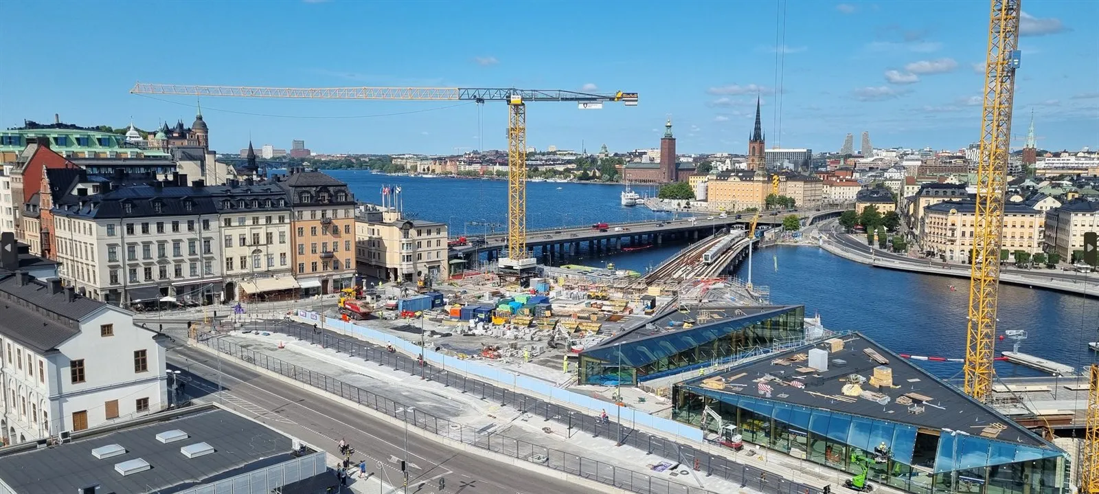 Blick auf die Großbaustelle Slussen mit Kränen am Wasser in Stockholm
