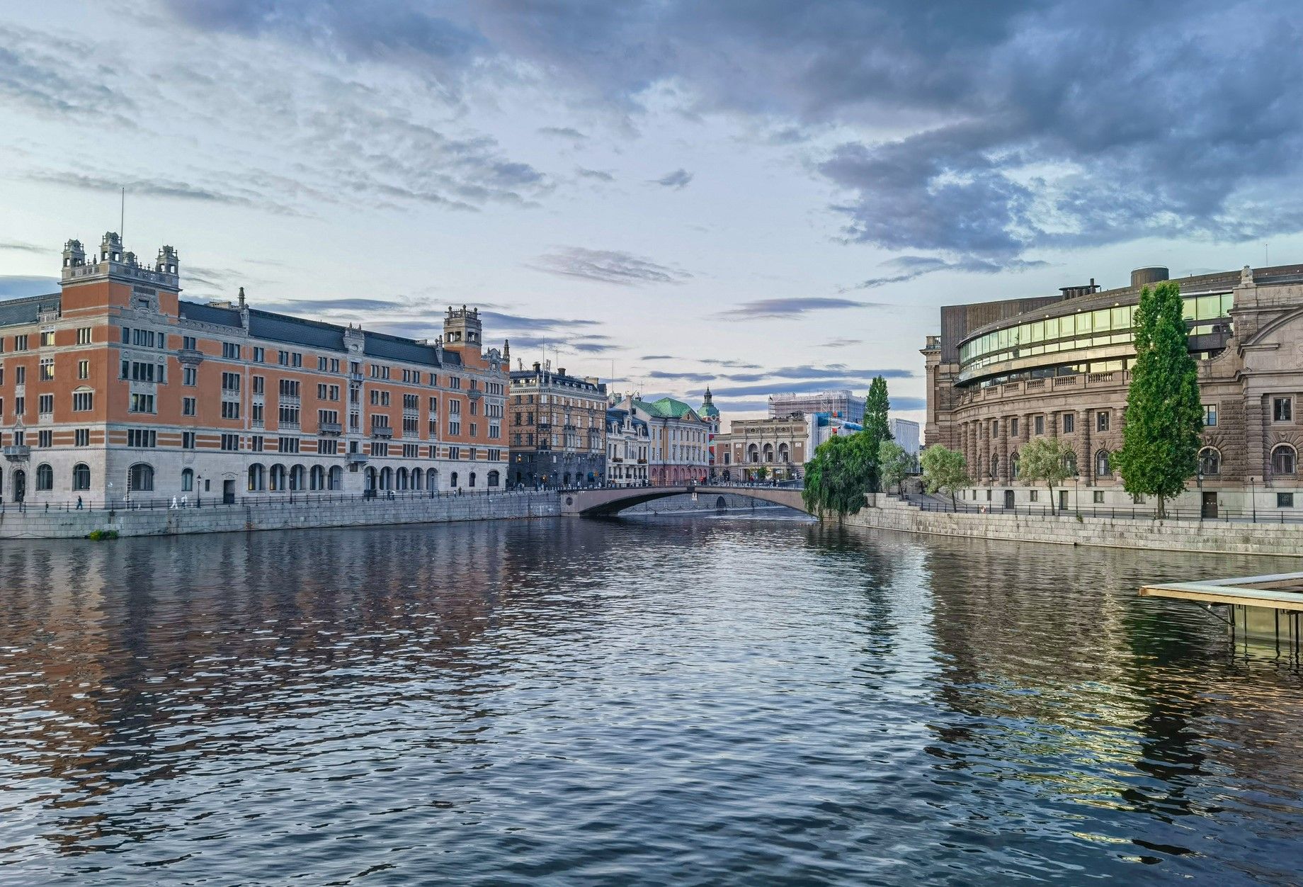Uferpromenade in Stockholm mit historischen Gebäuden