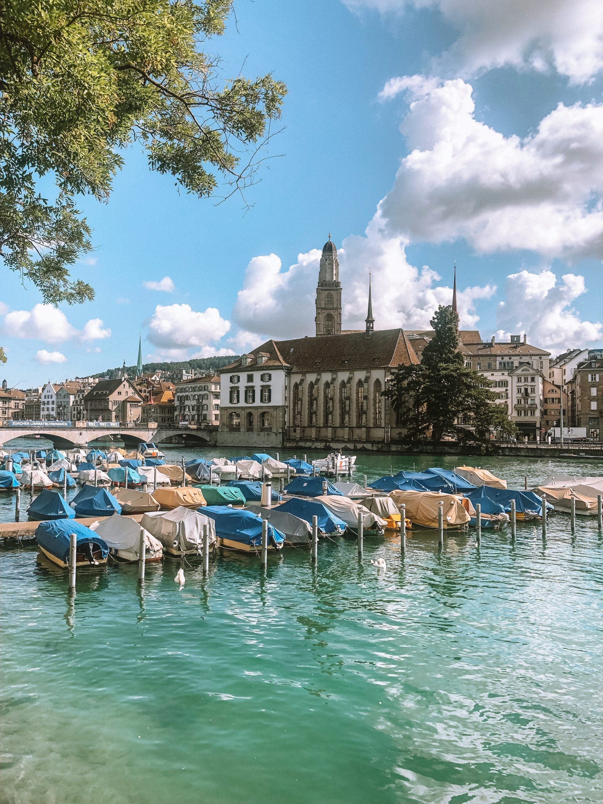 Boote am Seeufer vor der Zürcher Altstadt