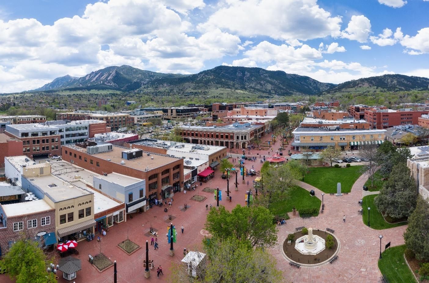 Boulder mit baumbestandenem Stadtzentrum und den Flatirons im Hintergrund