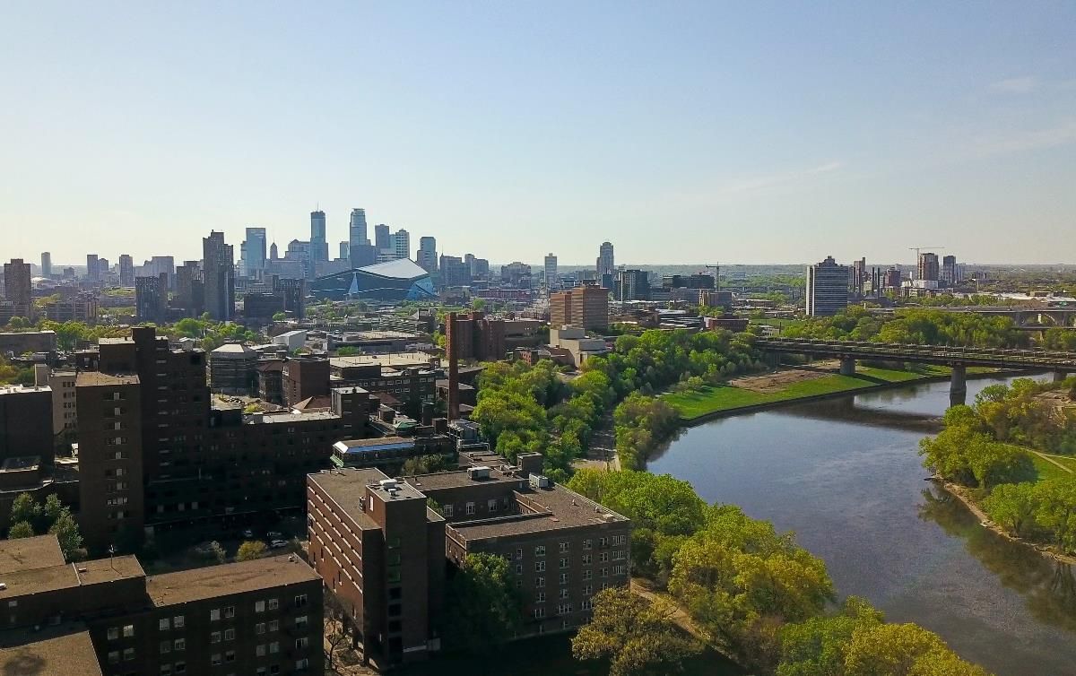 Minneapolis mit städtischer Bebauung, Bäumen und öffentlichem Straßenraum
