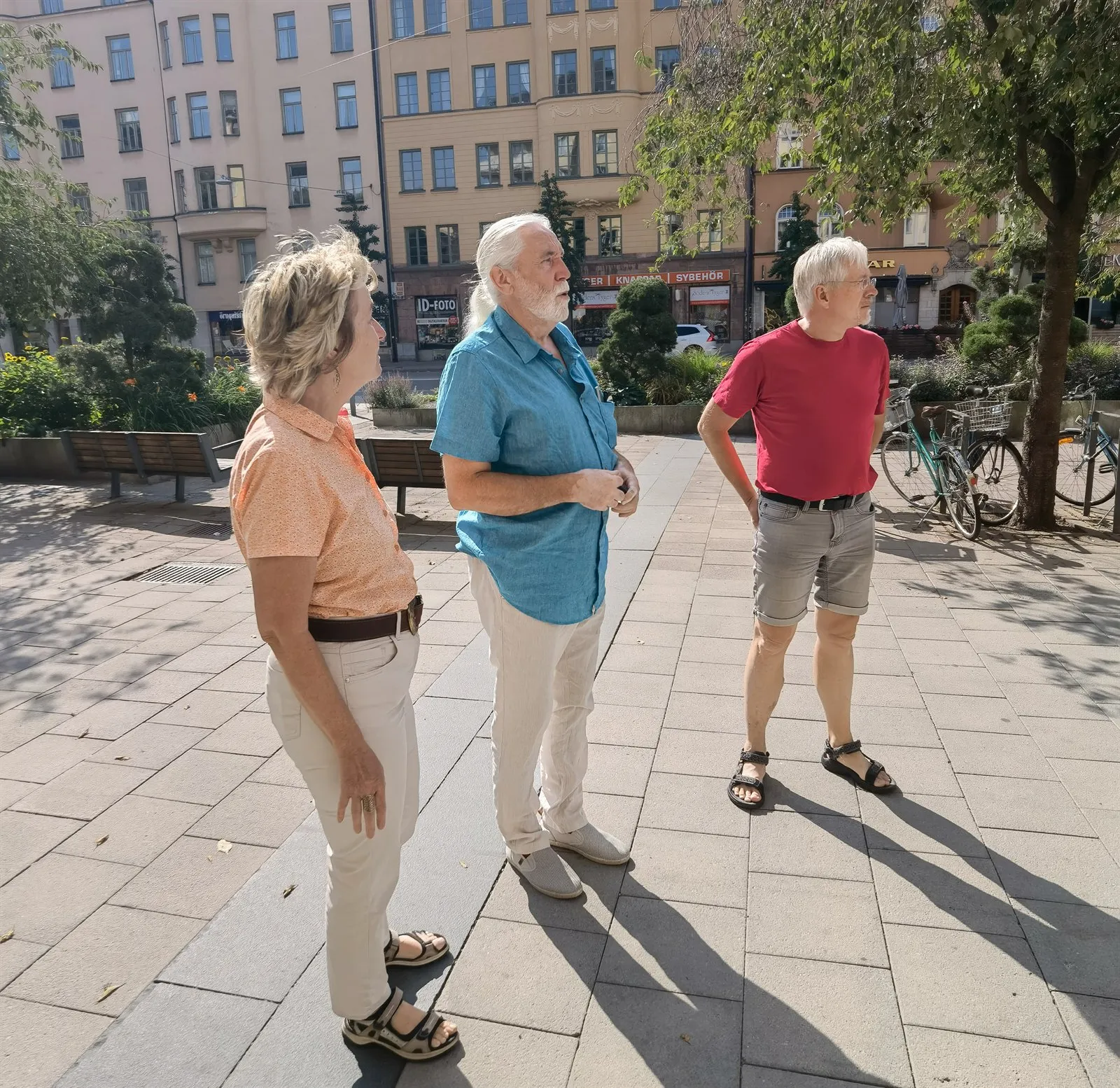 Prof. Dr. Claudia Kammann, Björn Embrén und Michael Clausen im Gespräch auf einem Platz in Stockholm