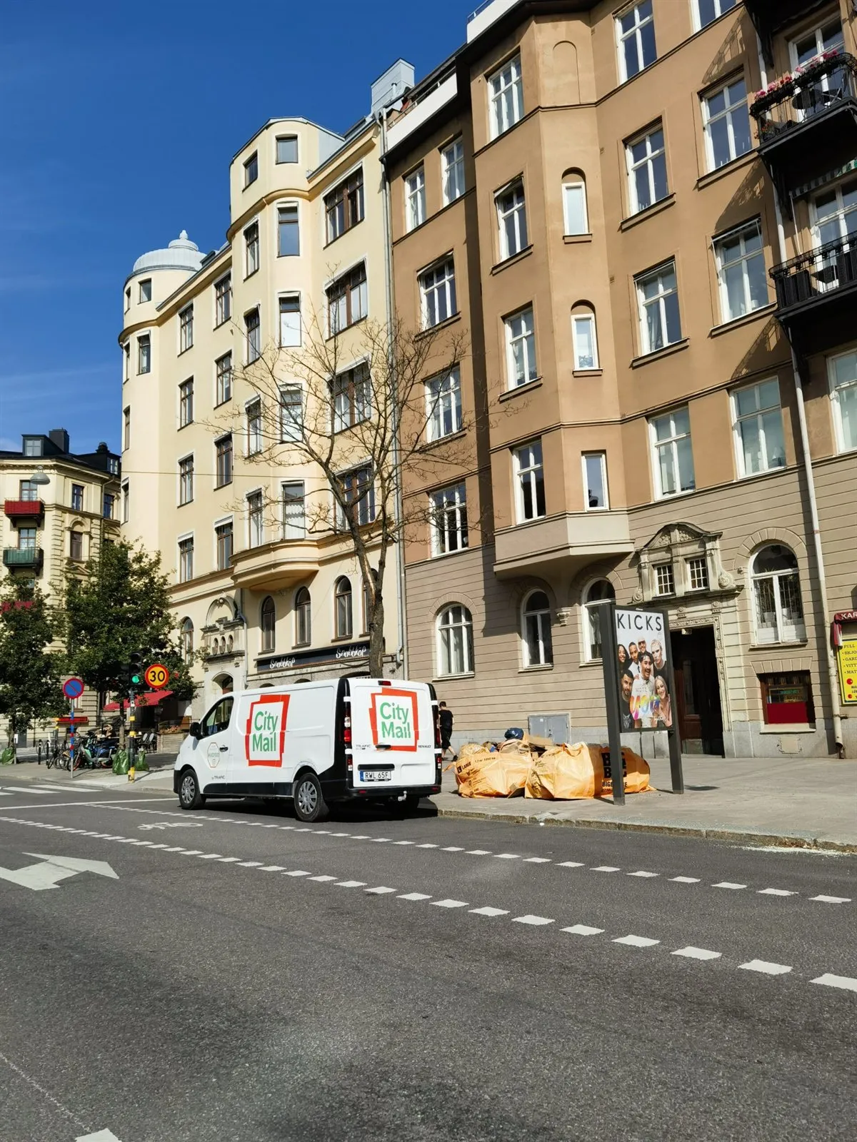 Straßenzug mit Bäumen und geparktem Lieferwagen in Stockholm