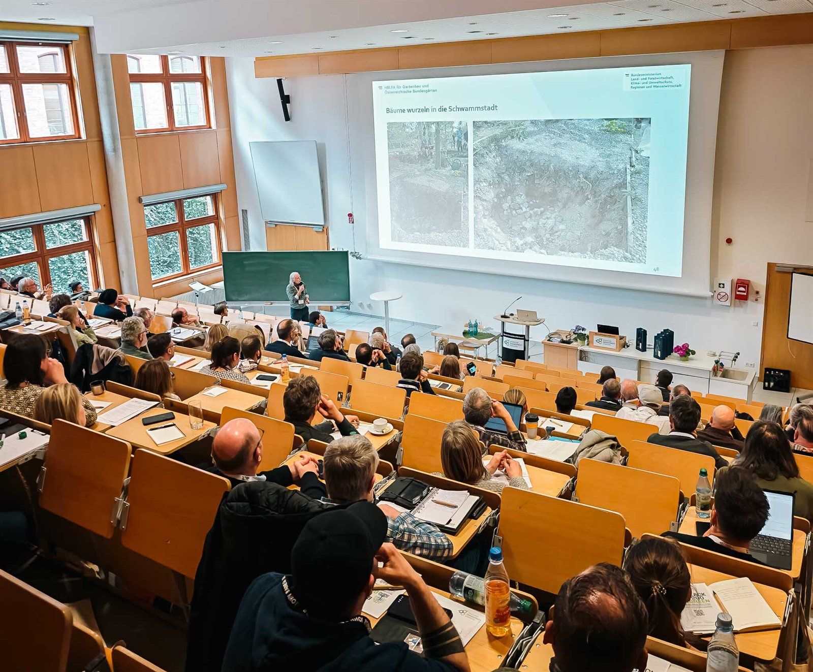 Voll besetzter Hörsaal während eines Vortrags bei der Black2GoGreen Tagung 2026