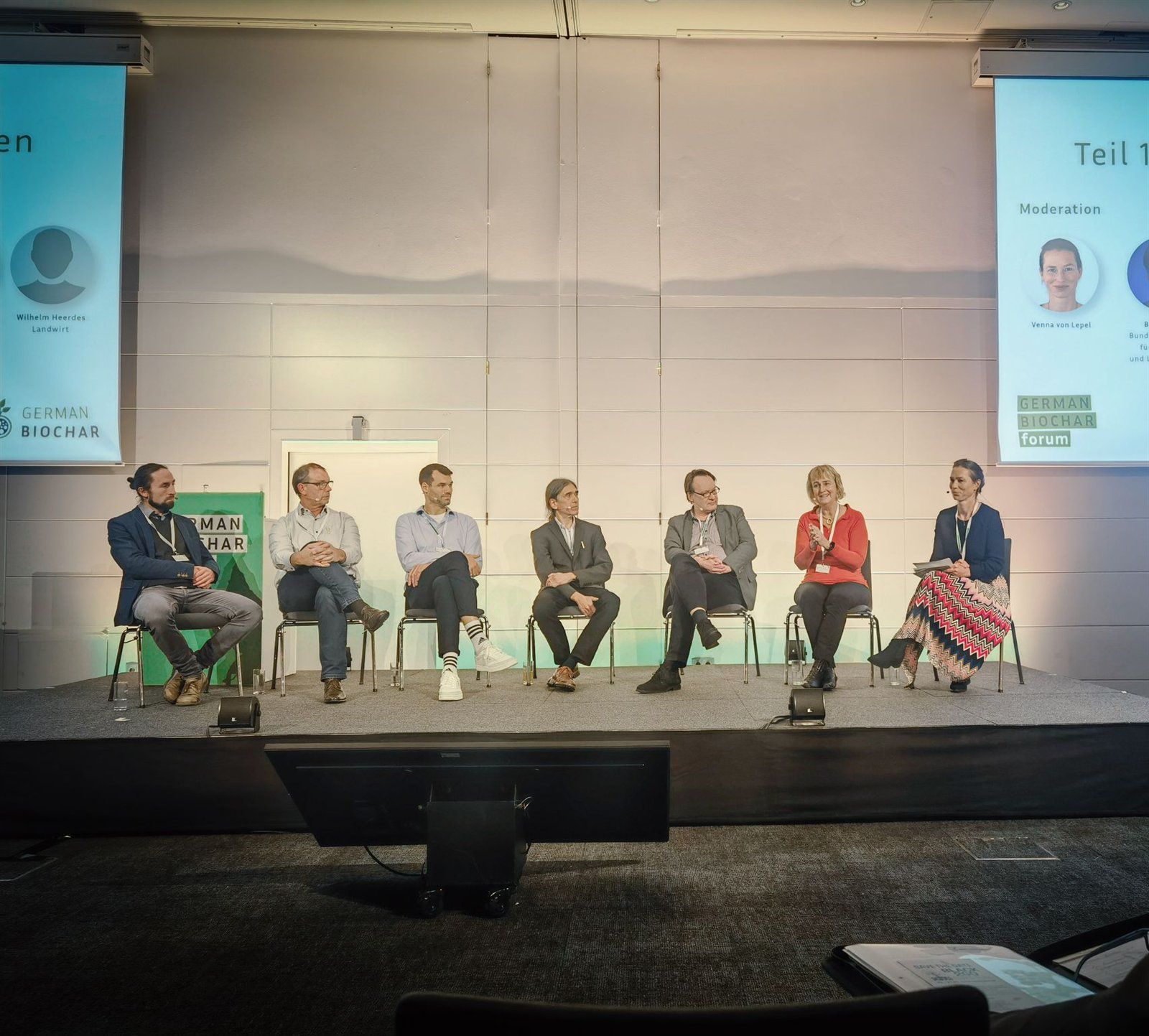 Podiumsdiskussion mit sechs Personen auf einer Bühne beim German Biochar Forum 2023