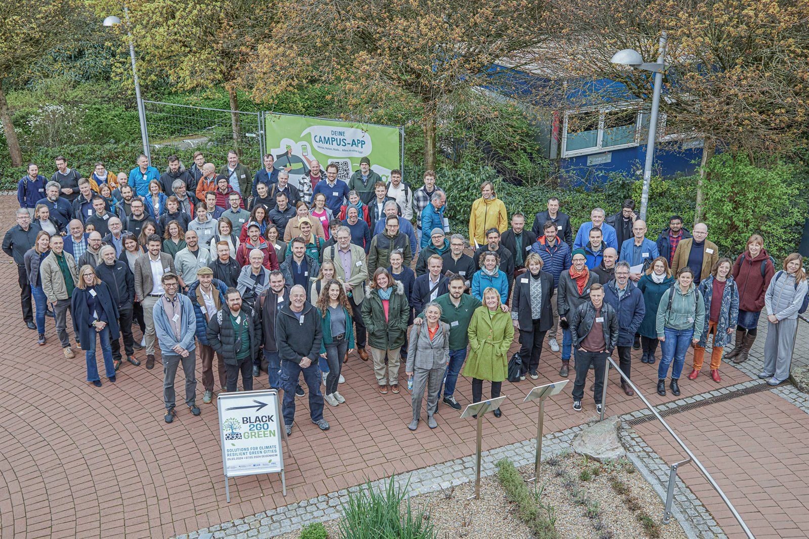 Großes Gruppenfoto der Teilnehmenden der Black2GoGreen-Tagung 2024 vor dem Hochschulgebäude
