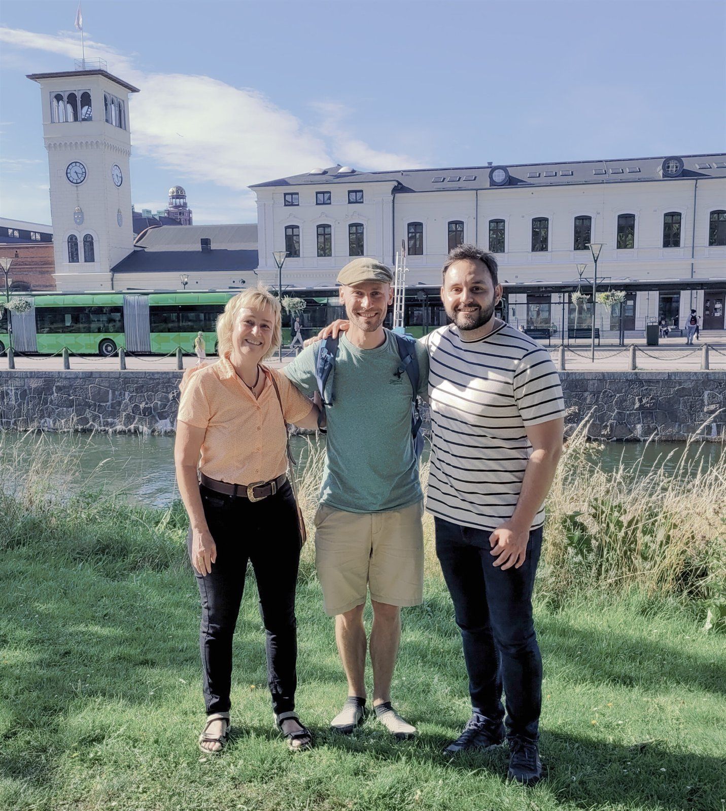 Prof. Dr. Claudia Kammann, Martin Vysoký und Emir Hasanagić vor einem Bahnhofsgebäude in Malmö