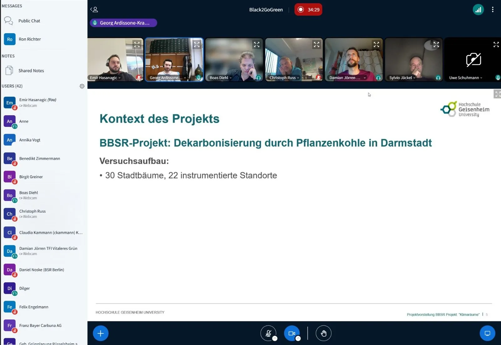 Bildschirmansicht der Videokonferenz mit der Folie „Kontext des Projekts – BBSR-Projekt: Dekarbonisierung durch Pflanzenkohle in Darmstadt“