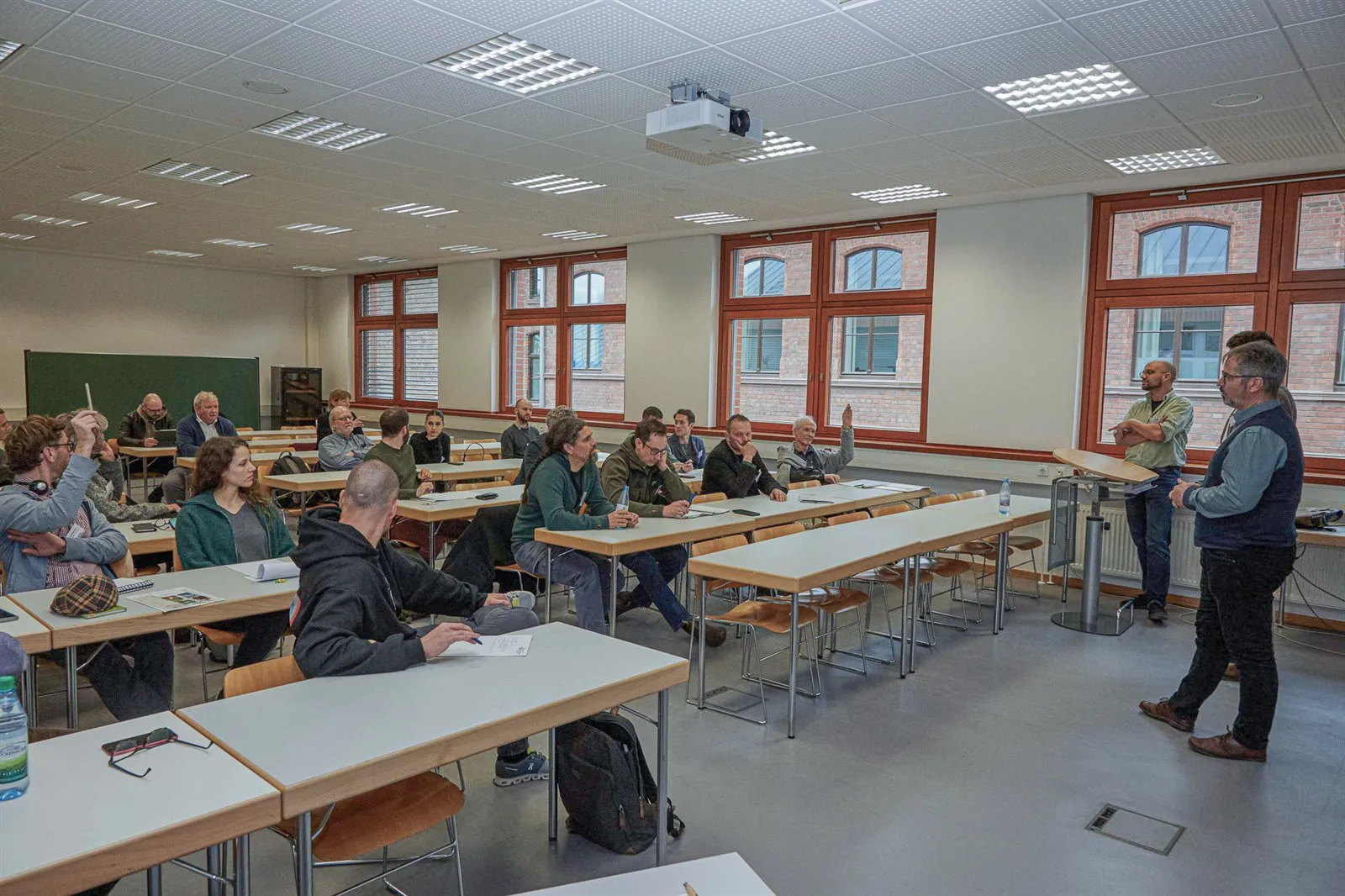 Workshop in einem Seminarraum mit Teilnehmenden an Tischen