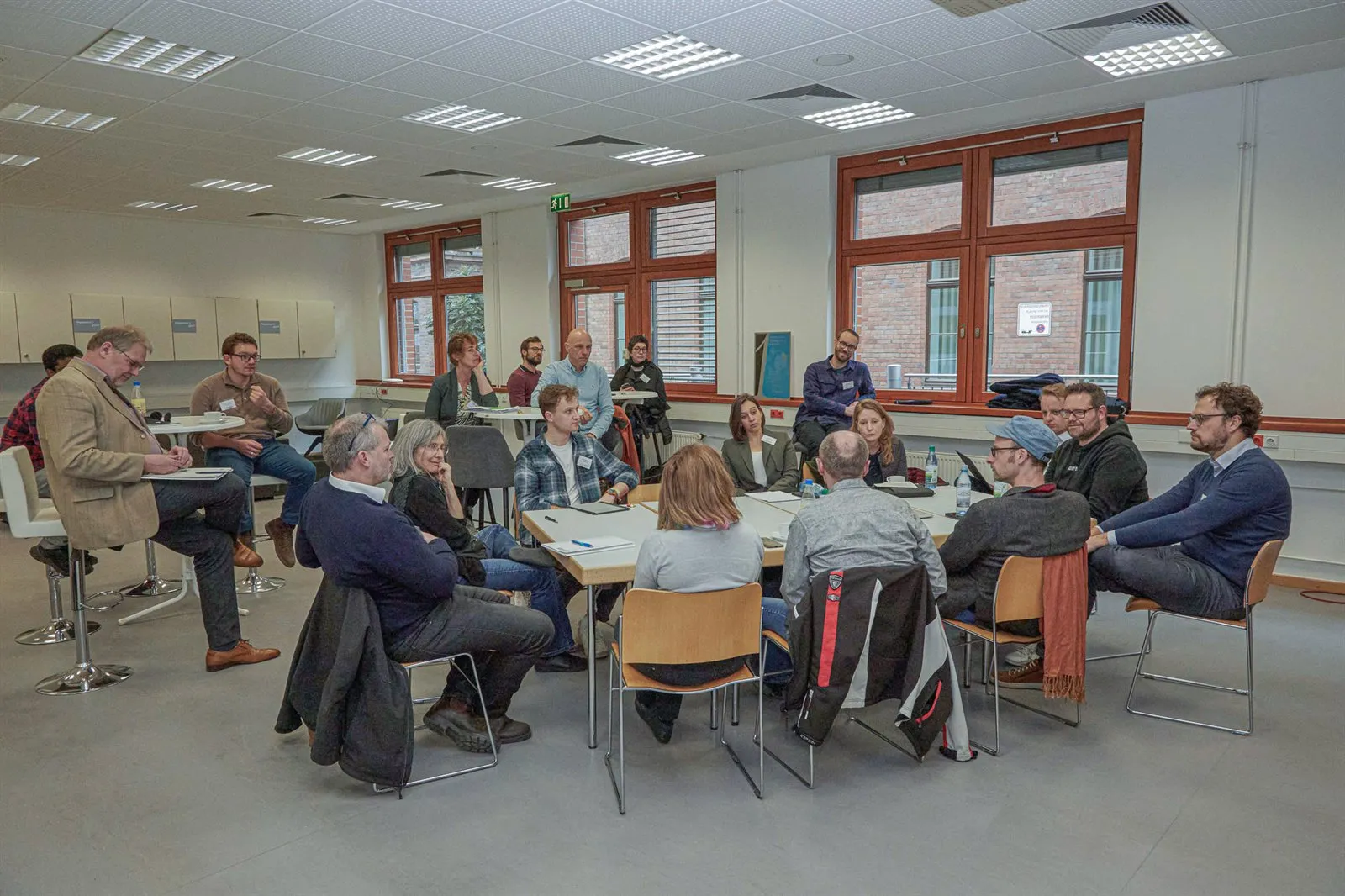 Diskussionsrunde in einem Seminarraum