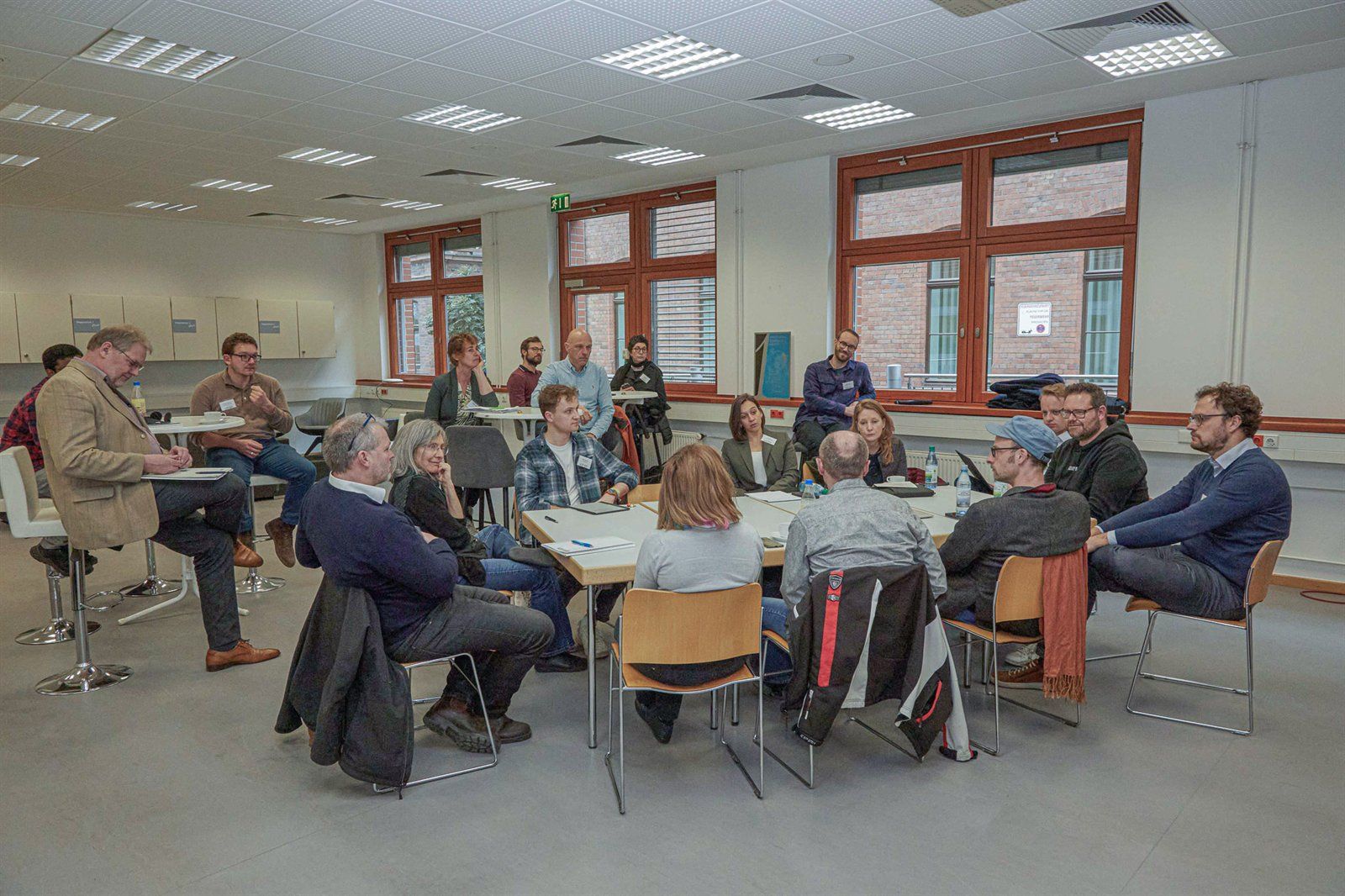 Diskussionsrunde in einem Seminarraum