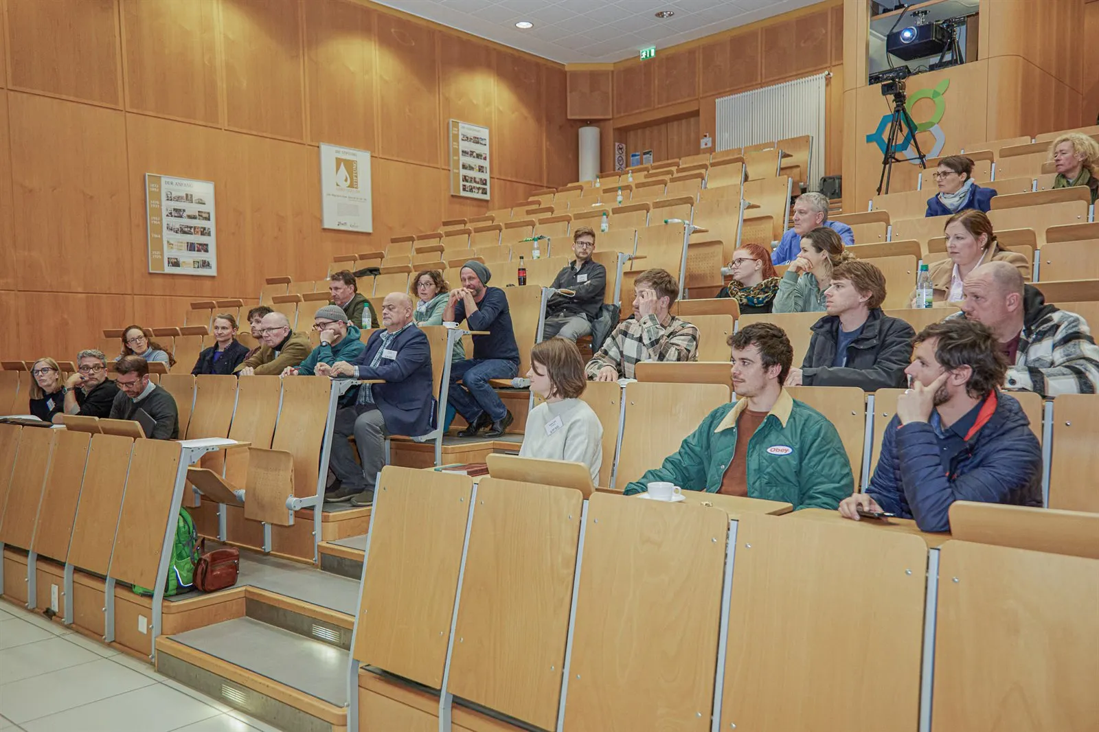 Workshop im Hörsaal mit Teilnehmenden in den Sitzreihen